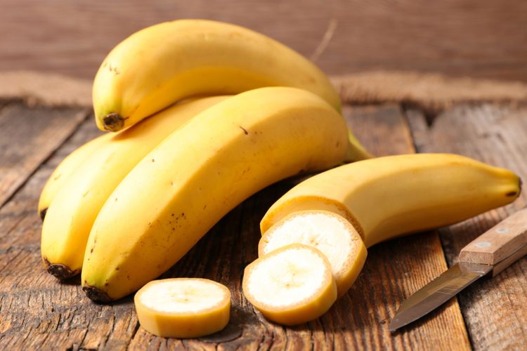 Banyak buah memiliki nutrisi penting untuk menurunkan tekanan darah tinggi, seperti pisang, alpukat, buah beri, dan kiwi. 