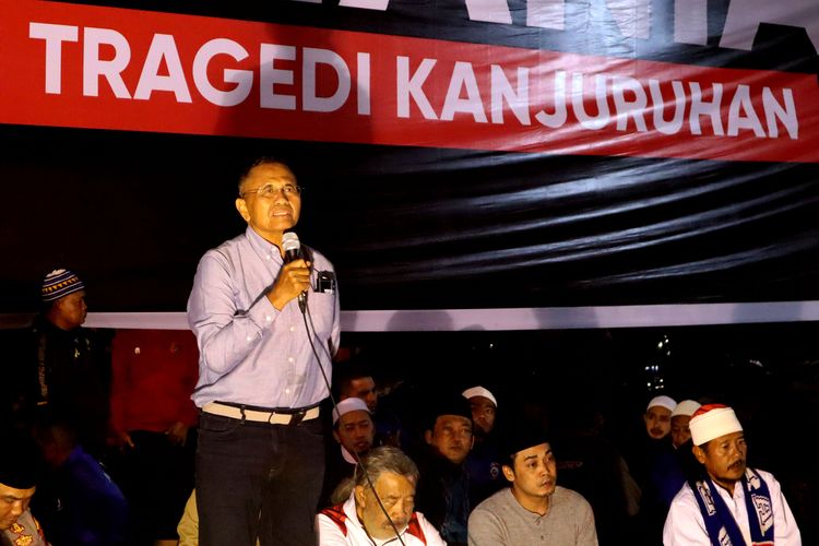 Dahlan Iskan memberi sambutan saat doa bersama Aremania memperingati 100 hari Tragedi Kanjuruhan di halaman Stadion Kanjuruhan Kepanjen, Kabupaten Malang, Senin (9/1/2023) malam.