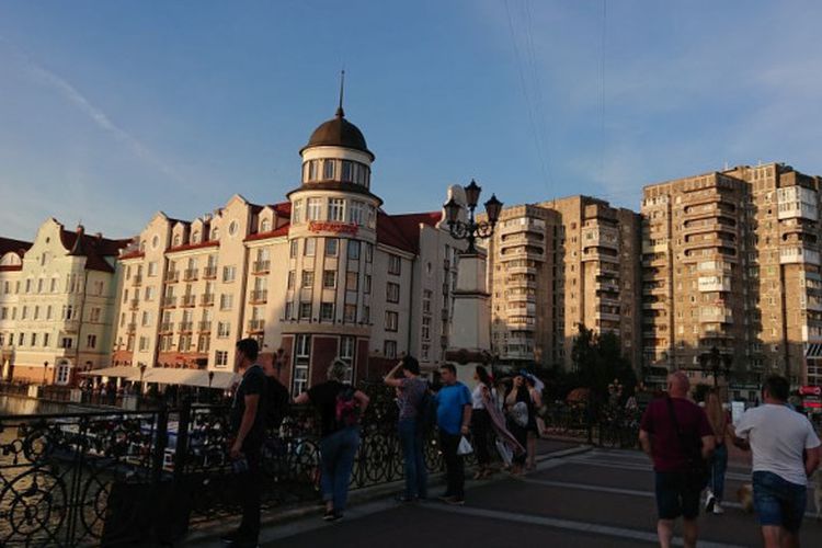 Arsitektur kota Kaliningrad yang menunjukkan bangunan apartemen era Uni Soviet di latar belakang dengan gedung-gedung ala Bavaria yang telah direkonstruksi di latar depan.