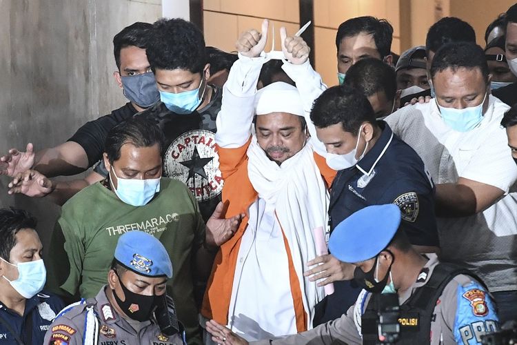 FPI chief Rizieq Shihab taken away to police custody after investigators questioned him for violating health protons and other offenses on Saturday (13/12/2020 )ANTARA FOTO/Hafidz Mubarak A/pras.