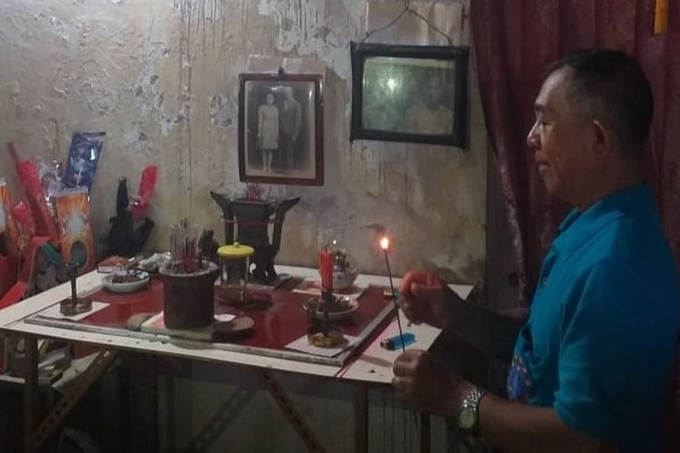Foto dokumentasi Kompas:  Suwanto ayah dari Kumala Tris Santa bersyukur saat mendengar kabar kepulangan anaknya di kediamannya di Tegal, Jawa Tengah, Jumat (14/2/2020)