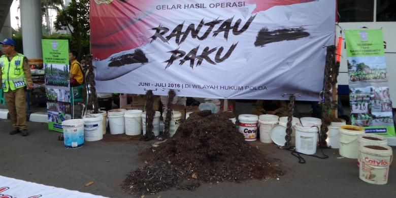 Komunitas Saber (Sapu Bersih) menggelar ranjau paku yang mereka kumpulkan selama beberapa tahun terakhir di Bundaran Hotel Indonesia, Minggu (7/8/2016). Paku sebanyak 1,5 ton ini dihadirkan untuk menyadarkan masyarakat tentang bahaya ranjau paku yang masih marak di Jakarta.