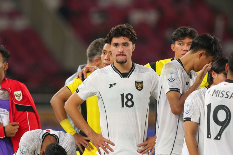 Ekspresi sejumlah pemain timnas U23 Indonesia usai laga final ASEAN U23 Championship atau Piala AFF U23 2025 di Stadion Utama Gelora Bung Karno, Jakarta, Selasa (29/7/2025). Vietnam sukses keluar sebagai juara pada ajang ASEAN U23 Championship atau Piala AFF U23 2025 setelah mengalahkan Indonesia 1-0.