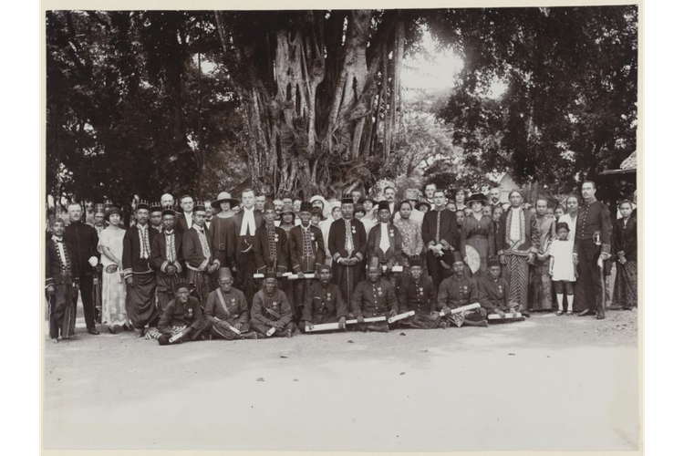 Foto pemberian penghargaan kepada Lurah di Bojonegoro  tahun 1924