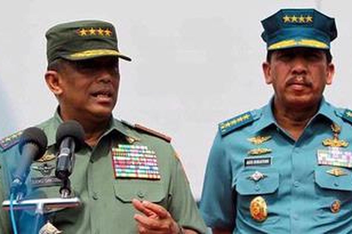 Panglima TNI Jenderal Djoko Santoso didampingi Kepala Staf TNI Angkatan Laut Laksamana Agus Suhartono melepas keberangkatan Kontingen Garuda XXVIII-B dari Markas Komando Lintas Laut Militer (Kolinlamil), Jakarta, Sabtu (25/9/2010). Setelah melalui uji kelayakan dan kepatutan serta rapat paripurna, Dewan Perwakilan Rakyat, Senin (27/9/2010), memutuskan Laksamana Agus Suhartono sebagai panglima TNI baru, menggantikan Jendral TNI Djoko Santoso. 