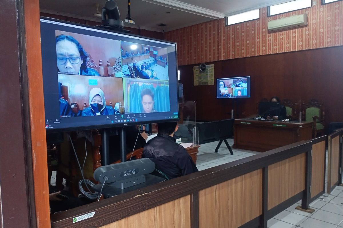 Terdakwa kasus Penipuan Platfrom Investasi Quotex Binary Option Doni Salmanan dituntut untuk mengganti kerugian korban sebesar Rp 17 Miliar lebih, hal itu diungkapkan oleh JPU saat membacakan tuntutan di Pengadilan Negeri (PN) Bale Bandung, Baleendah, Kabupaten Bandung, Jawa Barat, pada Rabu (16/11/2022).