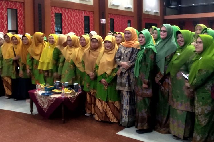 Petahana calon Gubernur Jawa Timur Khofifah Indar Parawansa berfoto bersama ratusan anggota Muslimat NU dan Aisyiah Kota Blitar di Gedung Kesenian, Jalan Kenari, Kota Blitar, Rabu (4/9/2024) petang