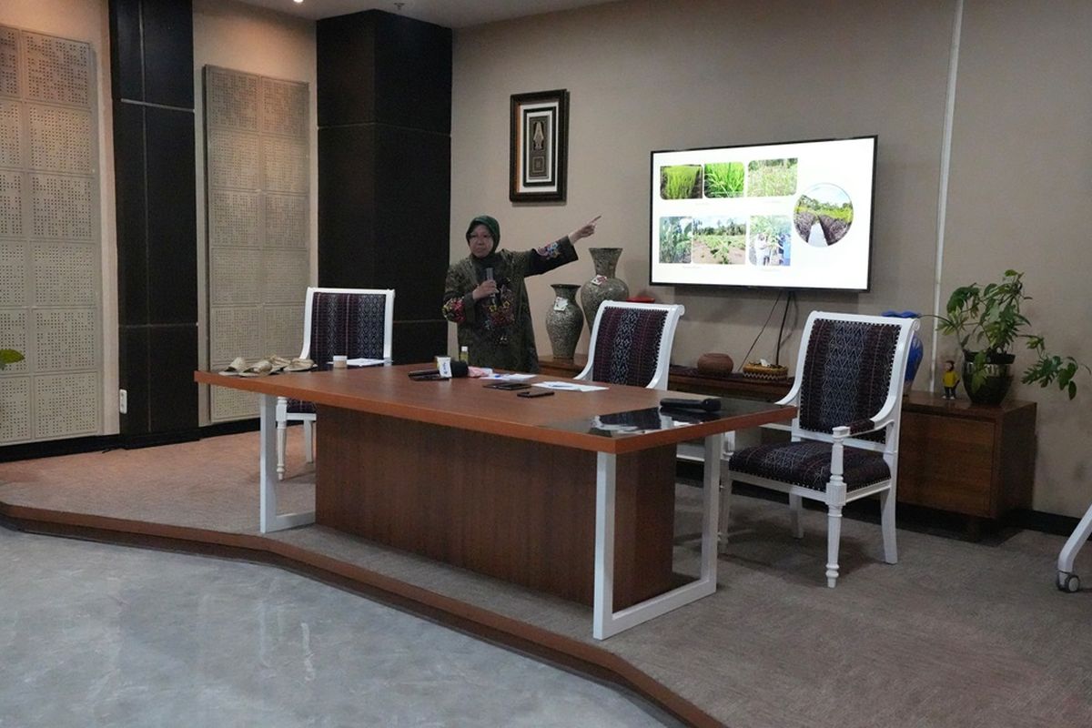 Menteri Sosial (Mensos) Tri Rismaharini saat menggelar Konferensi Pers tentang Program Pena di Kantor Kemensos, Kamis (4/4/2024).