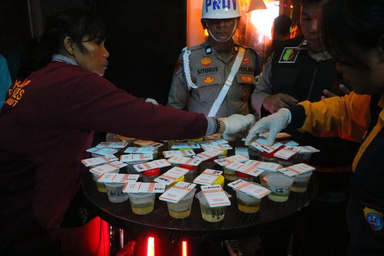 Polisi saat merazia diskotik HW Gold Dragon di Jalan Putri Merak Jingga, Kecamatan Medan Barat, Kota Medan, Sabtu (1/11/2025). Dalam kegiatan itu 13 pengunjung ditangkap karena positif memakai narkoba.     