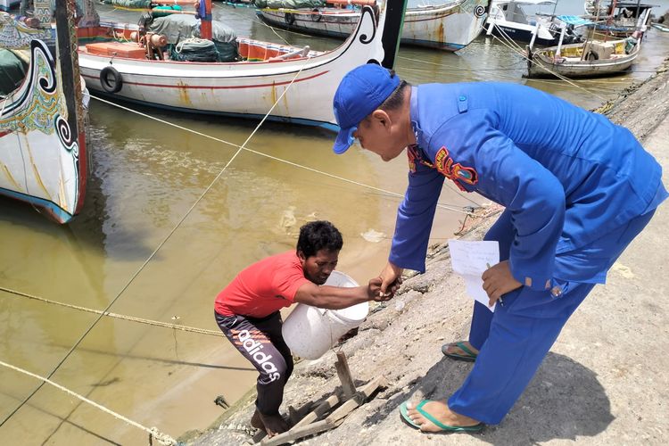 Proses evakuasi korban kecelakaan laut saat bersandar di Pelabuhan Ambunten, Sabtu (5/11/2022). 
