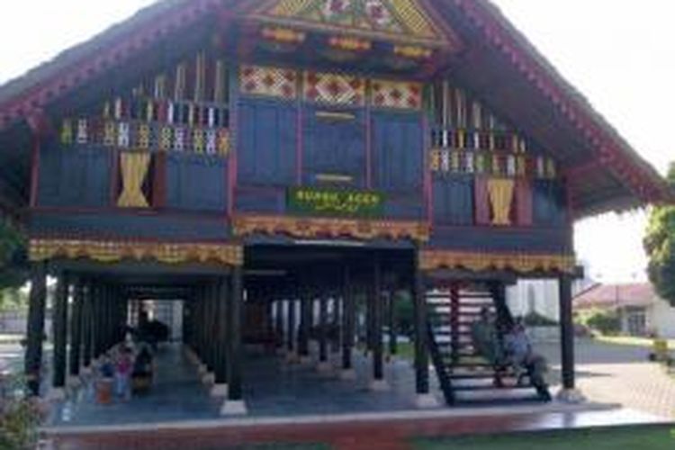 Rumah Adat Aceh yang terletak di tengah Museum Aceh ini memiliki daya tarik tersendiri bagi wisatawan. Namun, keberadaannya kurang terungkap dibanding Museum Tsunami yang banyak disambangi wisatawan dalam dan luar negeri.