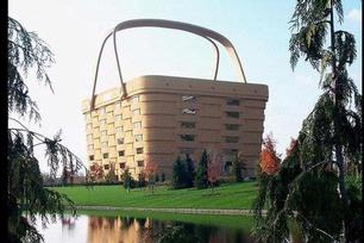 Rumah keranjang adalah sebuah replika dari Longaberger Medium Market Basket. Hanya saja, jika biasanya replika berukuran lebih kecil, replika Rumah Keranjang ini 160 kali lebih besar dari aslinya.