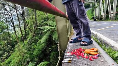 Viral Aksi Tabur Bunga di Jembatan Cangar, Bentuk Empati atau Bahayakan Pengendara?