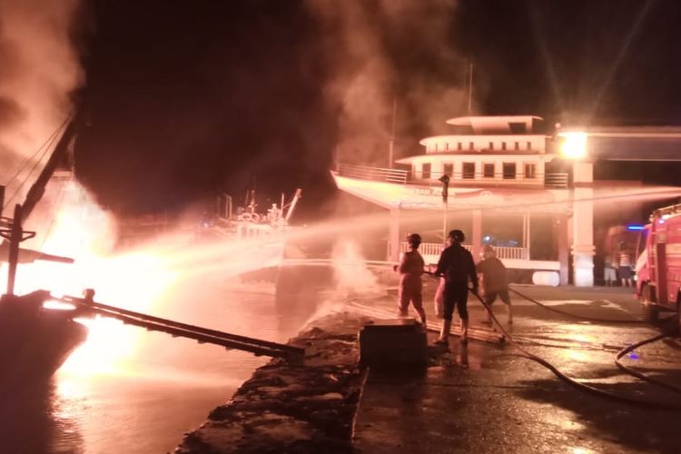 Petugas Damkar berupaya memadamkan api di kapal yang terbakar di dermaga Desa Kluwut, Kecamatan Bulakamba, Kabupaten Brebes, Jawa Tengah, Kamis (23/12/2021) (Dok. Damkar Brebes)