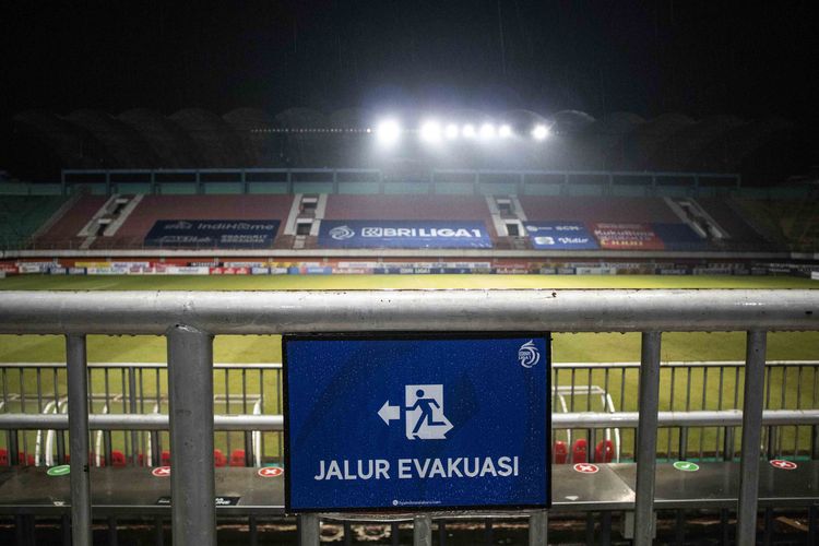 Papan himbauan jalur evakuasi bencana yang terpasang di tribun di Stadion Maguwoharjo Sleman.