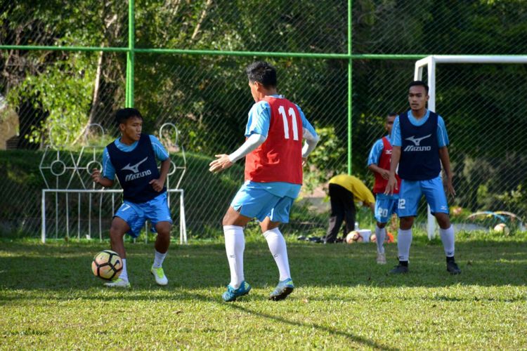 Para pemain Semen Padang menggelar latihan menjelang pertandingang melawan Mitra Kukar dalam lanjutan Liga 1, Kamis (19/10/2017).