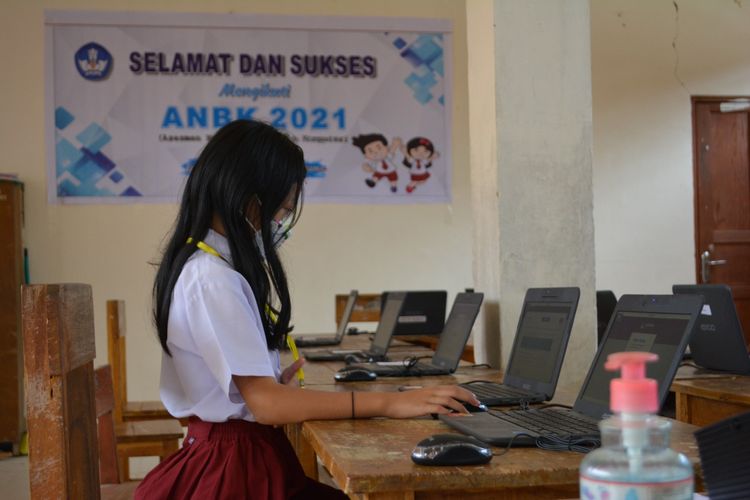 Siswi kelas 5-C SD Negeri 001 Mamasa, Kabupaten Mamasa, Sulawesi Barat mengikuti Asesmen Nasional jenjang SD.