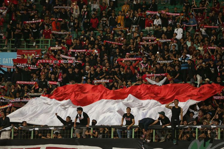 Suporter Indonesia saat pertandingan Indonesia melawan Vietnam pada laga perdana Grup A Piala AFF U19 2022 di Stadion Patriot Candrabhaga, Bekasi, Jawa Barat, Sabtu (2/7/2022) malam WIB. Kedua tim bermain imbang tanpa gol.