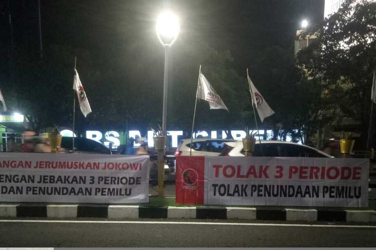 Spanduk tolak jabatan Jokowi 3 periode beredar di Surabaya.