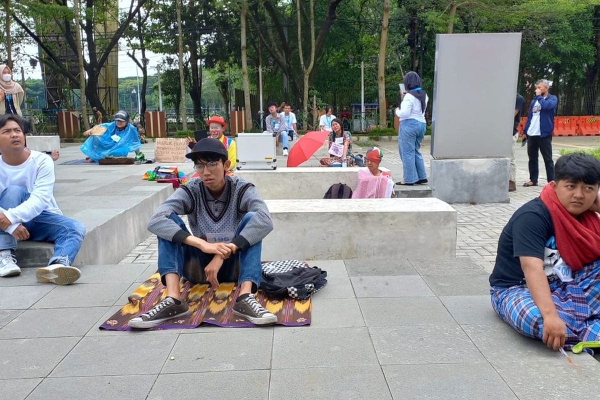 Belasan muda-mudi asal Kota Tasikmalaya mengikuti lomba melamun yang dilaksanakan pengelola Gedung Creative Center (GCC) Kota Tasikmalaya, Jawa Barat, Senin (27/2/2023).