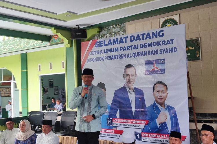 Ketua Umum (Ketum) Partai Demokrat Agus Harimurti Yudhoyono (AHY) ditemani sang istri, Anisa Pohan, mengunjungi Pondok Pesantren Al Quran Bani Syahid, Cimanggis, Depok, Jawa Barat, Senin (4/12/2023) siang.