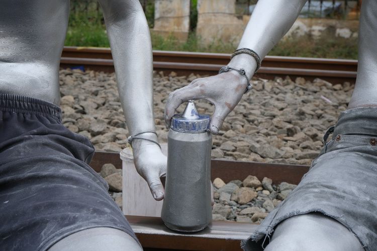 Kisah Pilu Manusia Silver di Tuban: Mengemis di Lampu Merah demi Biaya Masuk Pondok Pesantren