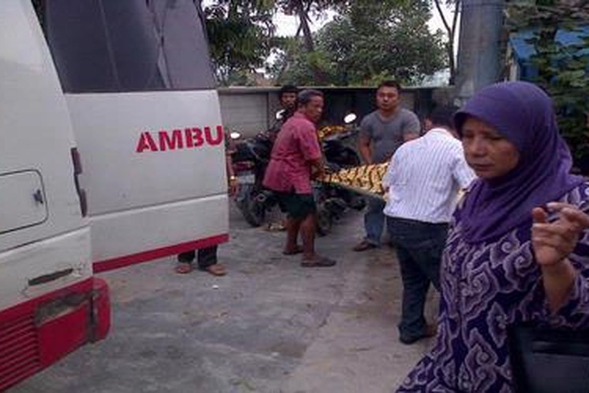Dua korban jenazah kebakaran yang terjadi tadi malam, sudah diambil keluarga, Jumat (2/11/2012) siang ini.