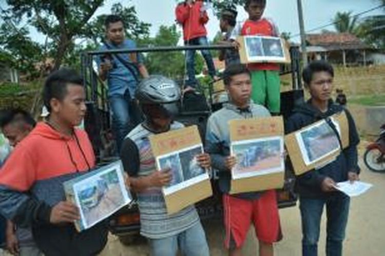 Pemuda Desa Palengaan Laok, Kecamatan Palengaan berdemontrasi di lokasi proyek pelebaran jalan dan jembatan karena sering terjadi kecelakaan. 
