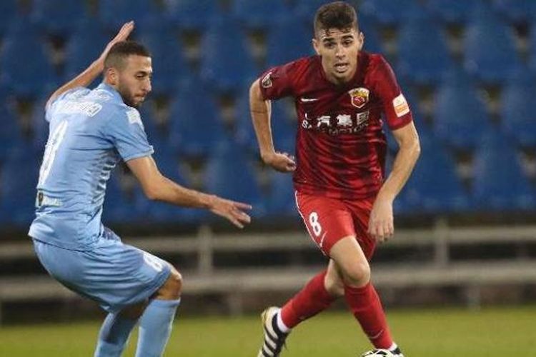 Oscar menjalani debutnya bersama Shanghai SIPG di Doha, Qatar, Senin (8/1/2017).