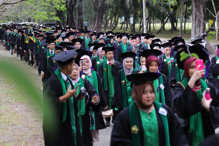 Para lulusan Universitas Syiah Kuala (USK) yang akan diwisuda.