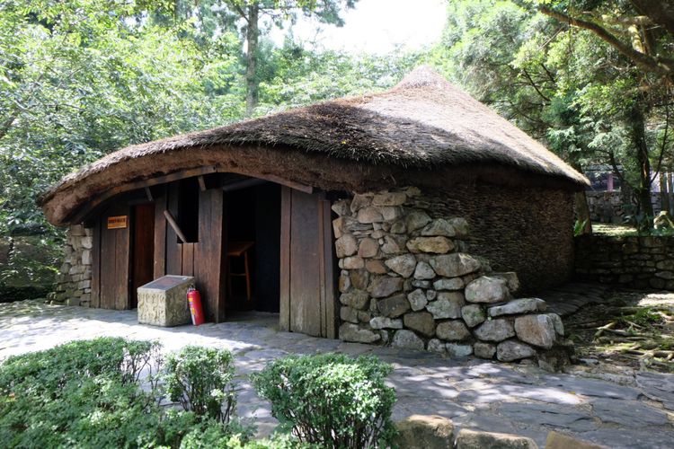 Replika rumah adat suku asli Taiwan Formosan Aboriginal Culture Village.