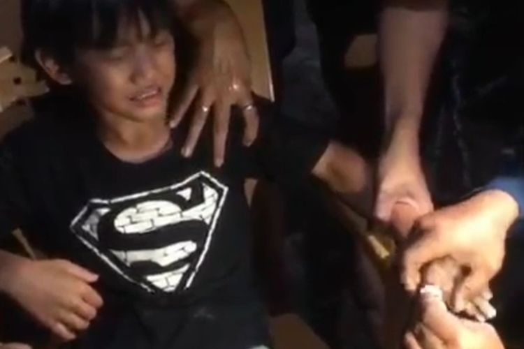 Jari Tersangkut di Pagar Besi, Bocah di Klapanunggal Bogor Diselamatkan Damkar