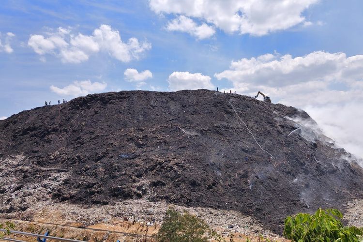 Titik Api Masih Ditemukan di 3 Blok TPA Putri Cempo Solo, Petugas Kerahkan Water Bombing