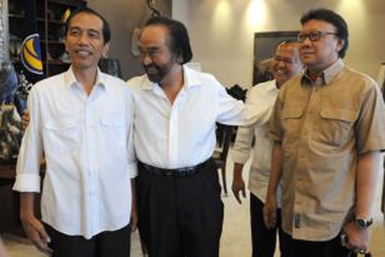 Bakal calon presiden dari Partai Demokrasi Indonesia Perjuangan (PDI-P) Joko Widodo atau Jokowi (kiri) didampingi Sekretaris Jenderal PDI-P Tjahjo Kumolo (kanan) menemui Ketua Umum Partai Nasdem Surya Paloh (tengah) di Kantor DPP Partai Nasdem, Gondangdia, Jakarta Pusat, Sabtu (12/4/2014). Pertemuan tersebut diagendakan untuk membahas Pilpres 2014.