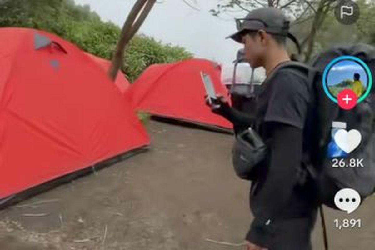 Tangkapan layar tenda-tenda pendaki terpasang memenuhi area di Gunung Merbabu.