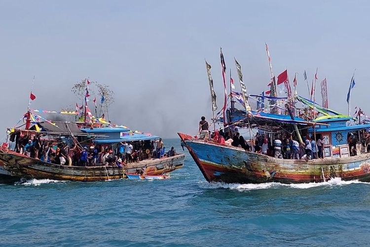 Proses pelarungan ancak oleh nelayan setempat sebagai puncak ritual Baritan 