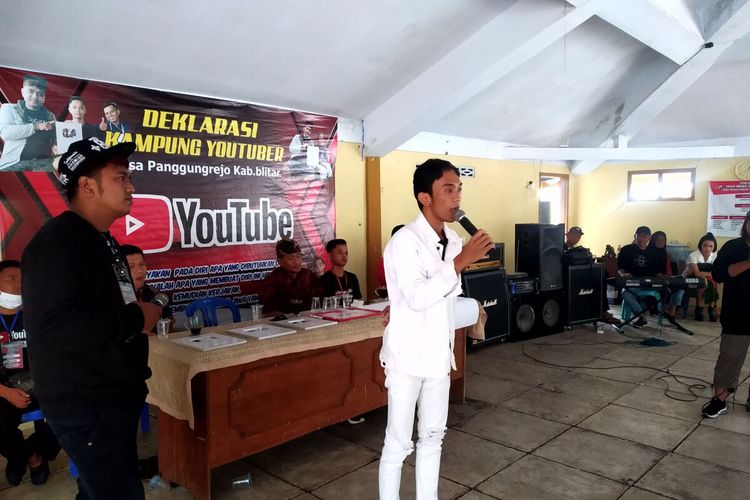 Youtuber Agus Samuji alias Aldifo, mantan TKI, berbagi pengalaman dengan puluhan Youtuber sesama warga Desa Panggungrejo, Kecamatan Panggungrejo, Kabupaten Blitar, Jawa Timur, Minggu (5/12/2021)