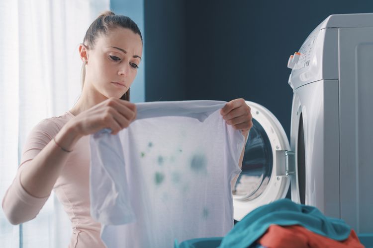 Ilustrasi noda detergen pada pakaian.