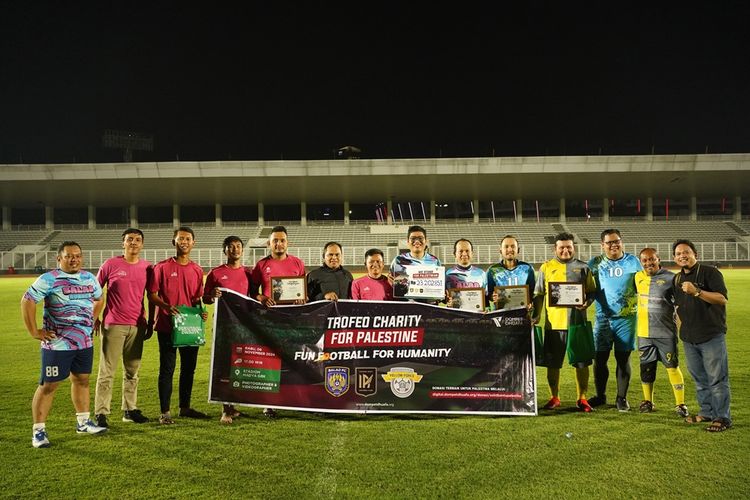 Kesebelasan Dompet Dhuafa Football Club (DDFC), Barudak Alumni Unpad Football Club (BALAD FC), Komunitas Sepakbola Alumni FEUI (YELLOW FORCE), dan Klub Sepakbola IA PERTAMINA, menggelar laga ?Trofeo Charity for Palestine, Fun Football for Humanity? di Stadion Madya, Kawasan Gelora Bung Karno, Jakarta, pada pekan pertama November lalu. Pertandingan amal ini berhasil mengumpulkan donasi untuk Palestina sebesar Rp 23.202.851 yang disalurkan melalui Dompet Dhuafa.