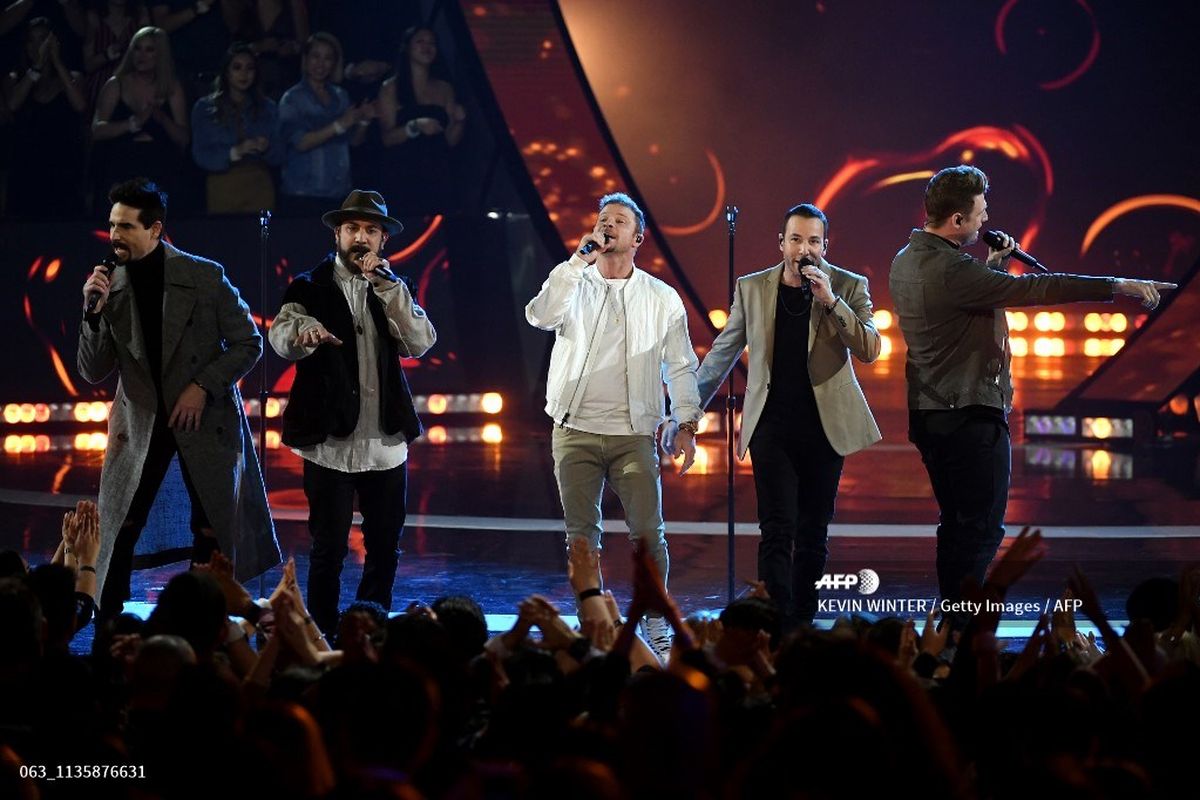 Boyband Backstreet Boys, (dari kiri) Kevin Richardson, AJ McLean,Brian Littrell, Howie Dorough, dan Nick Carter tampil di panggung 2019 iHeartRadio Music Awards yang digelar di Microsoft Theater, Los Angeles, California, pada 14 Maret 2019. 