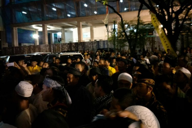 Massa di depan rapat pleno Golkar mendesak digelarnya munaslub