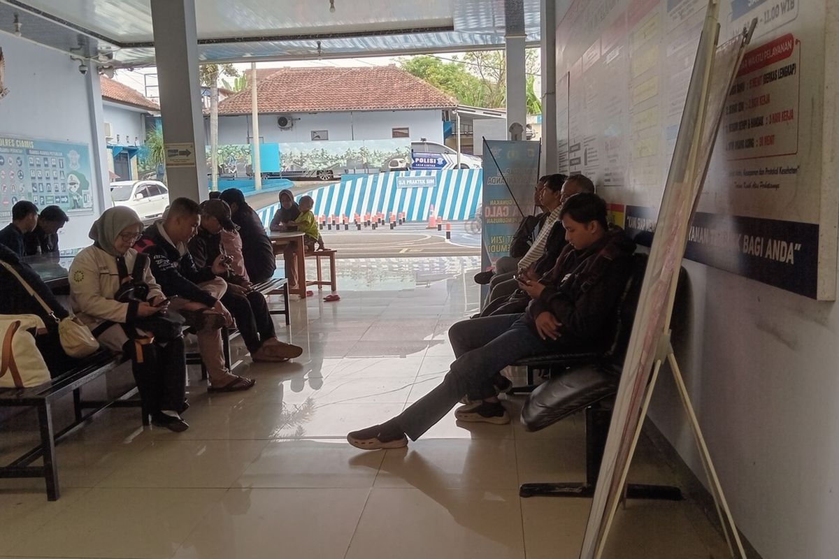 Warga mengurus SKCK di ruang pelayanan SKCK, Sentra Pelayanan Kepolisian Terpadu, Polres Ciamis, Rabu (17/9/2025).