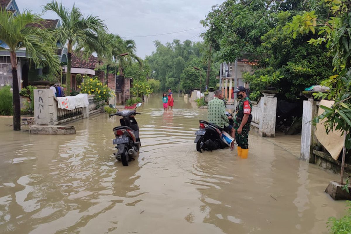 Banjir akibat luapan air Kali Lamong di Gresik meluas, delapan desa di Kecamatan Benjeng dan Balongpanggang, sudah tergenang, Kamis (10/2/2022) siang WIB.