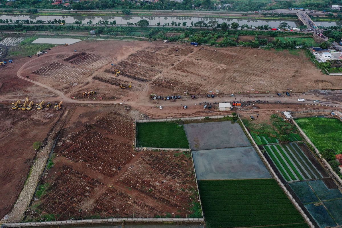 Pantauan udara makam korban Covid-19 di TPU Rorotan, Jakarta Utara, Jumat (23/7/2021). Pasien yang meninggal dunia bertambah 1.566, sekaligus rekor tertinggi sejak pandemi. Dengan demikian, total kasus kematian Covid-19 tembus 80.598 orang.