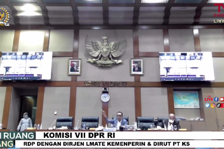 Wakil Ketua Komisi VII DPR Bambang Haryadi mengusir Direktur Utama PT Krakatau Steel Silmy Karim keluar dari ruangan saat rapat dengar pendapat antara Komisi VII DPR, PT Krakatau Steel, serta Direktur Jenderal Industri Logam, Mesin, Alat Transportasi dan Elektronika (ILMATE) Kementerian Perindustrian, Senin (14/2/2022).