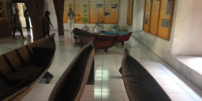 Suasana di dalam Museum Kebaharian, Penjaringan, Jakarta Utara, Sabtu (2/4/2016). Pengunjung Museum Kebaharian paling banyak dari wisatawan mancanegara, dengan desain bangunan khas Eropa yang menjadi daya tarik tersendiri bagi mereka. 











