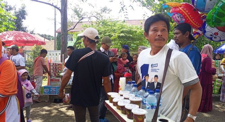 Rezeki "Nomplok" Pedagang Asongan Kala Anies Kampanye di Parung