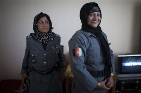 Orang Tak Dikenal Bunuh Perwira Polisi Wanita Afganistan