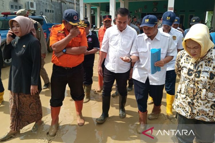 Penjabat Gubernur Jawa Barat Bey Triadi Machmudin (tengah kemeja putih) saat meninjau kondisi banjir di Cirebon, Jawa Barat, Kamis (7/3/2024). 