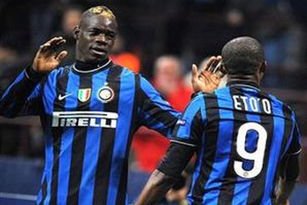 Mario Balotelli dan Samuel Eto'o menentukan kemenangan Inter Milan 2-0 atas Rubin Kazan, sekaligus lolos ke babak 16 besar Liga Champions.